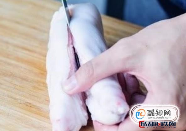 猪蹄:首先准备好猪蹄,将猪蹄从中间对半切开来,然后在将猪蹄切成一