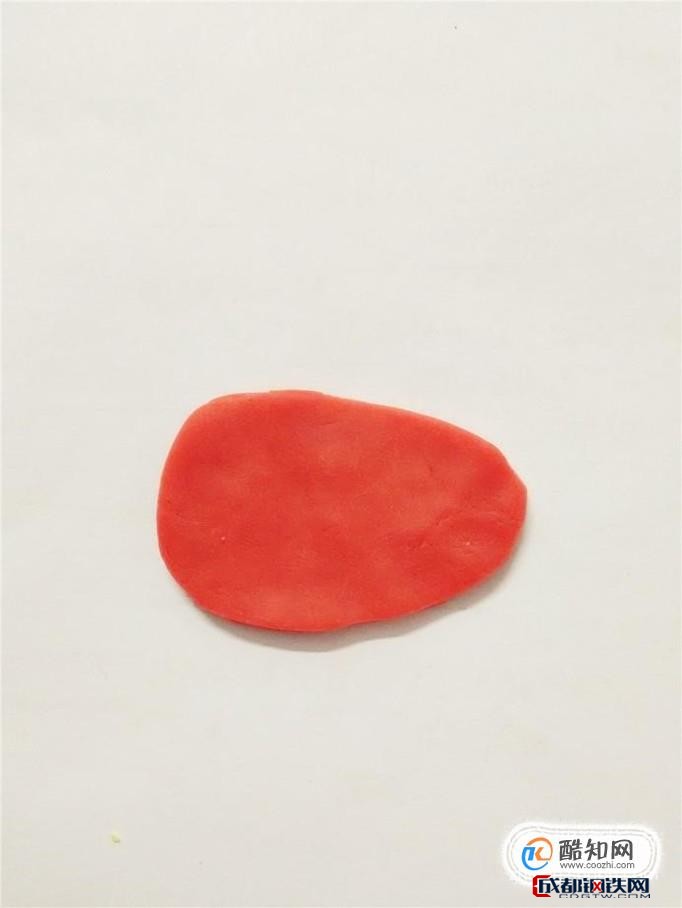 先用红色彩泥捏一个 鸡蛋的形状,当作小鱼的身体,宽的一端当作头部,窄