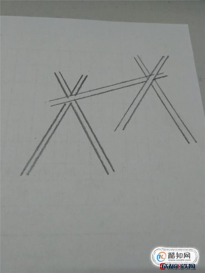 然后画一根横棍,在横棍的左端再画两根交叉的木棍.这是藤蔓的架子.