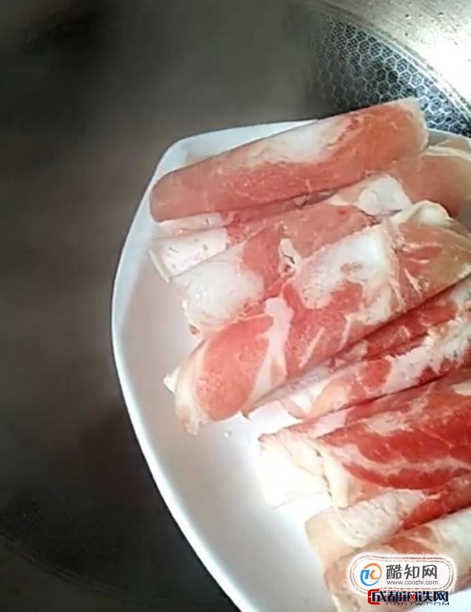 再把肥牛卷放入锅中煮熟