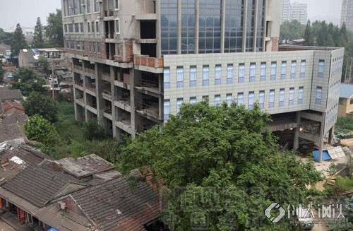 南京十年烂尾楼瑞尔大厦糊上塑料布“窗”