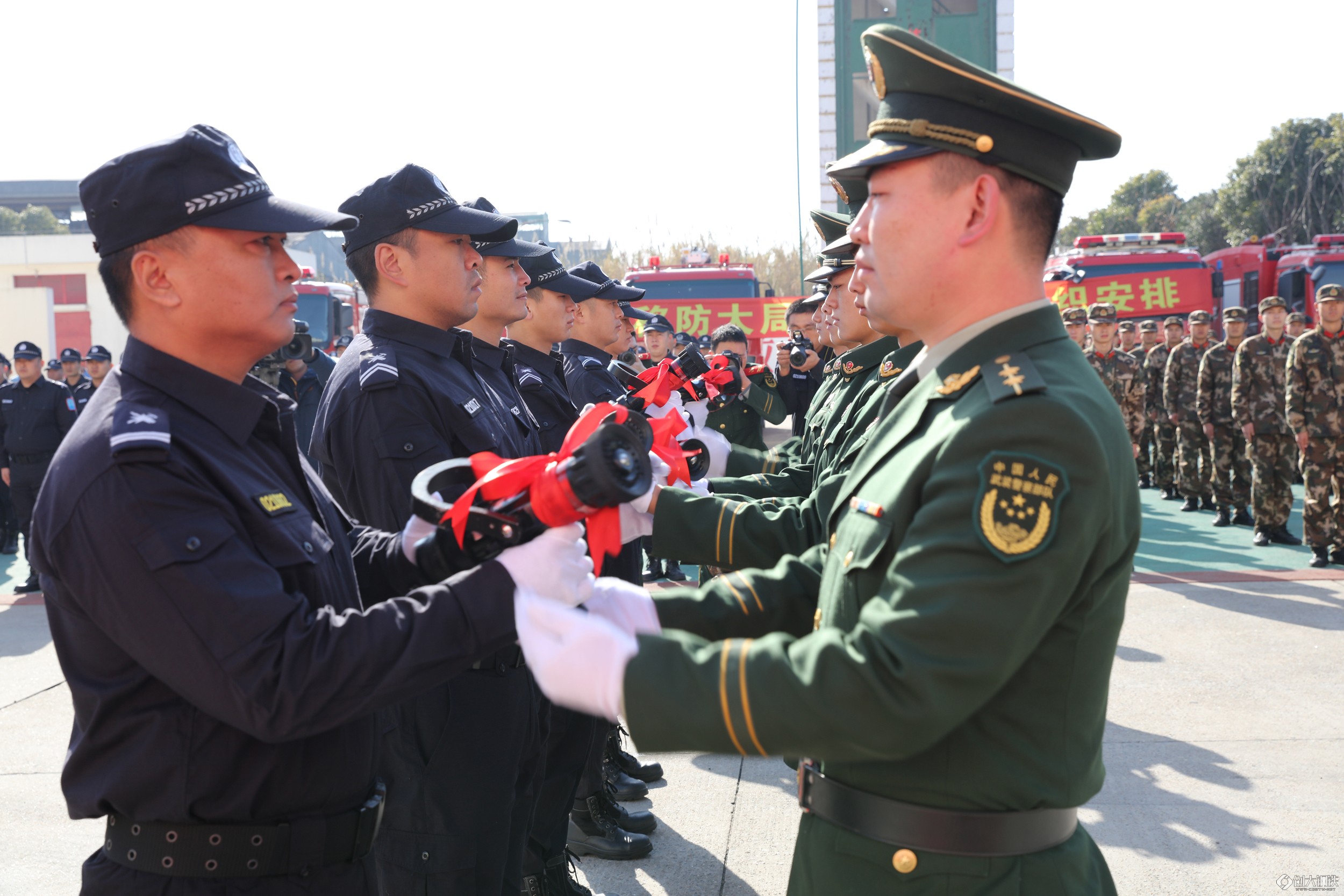 12月18日上午,上海市公安消防總隊現役部隊移防暨中國石化上海石化