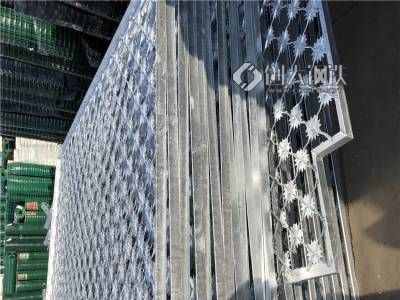 围墙加高钢网墙 梅花刺片隔离网 热镀锌太阳花隔离网图1
